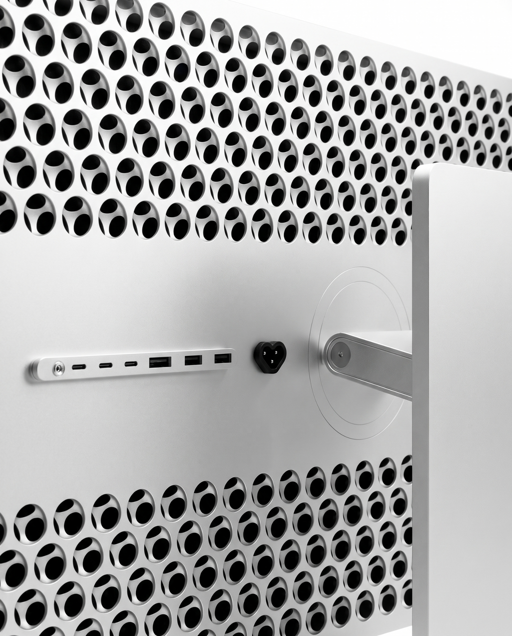 Close-up of the brushed aluminium honeycomb vent on the Kuycon G32P monitor