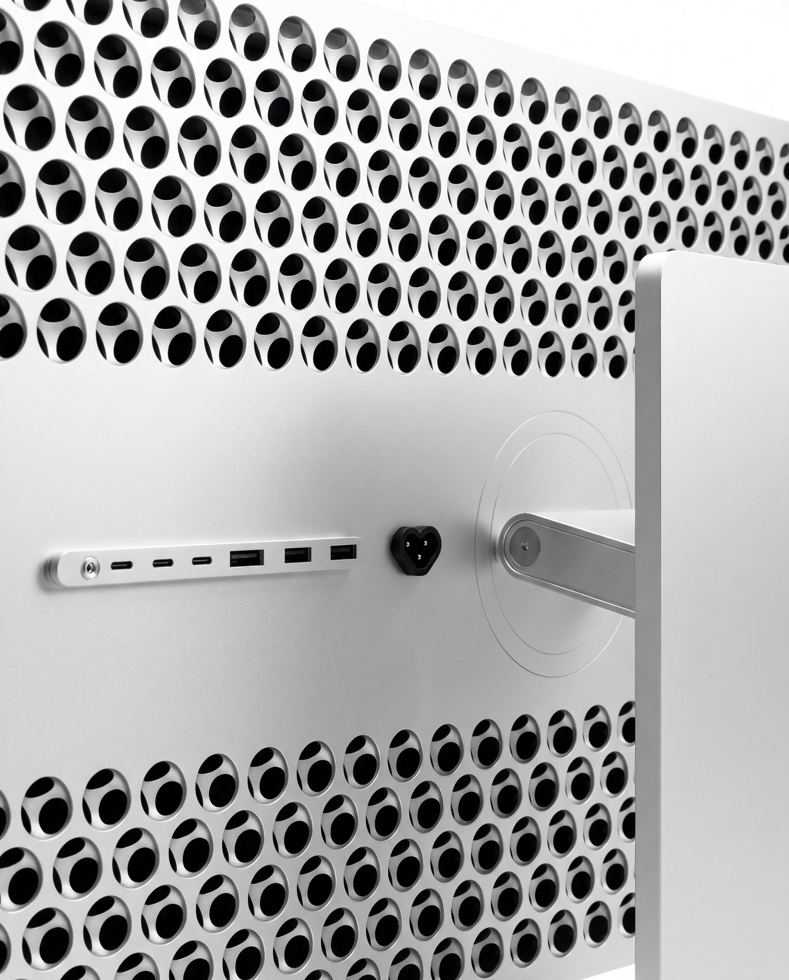 Close-up of the brushed aluminium honeycomb vent on the Kuycon G32P monitor
